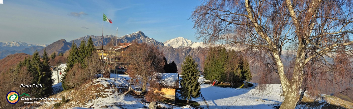 53 Vista panoramica sul Monte Poieto col suo Rifugio servito dalla bidonvia.jpg